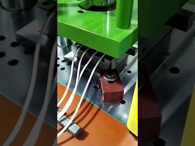 Kunststof spuitgietmachine 250ST voor HDMI-connectoren | Hoge precisie