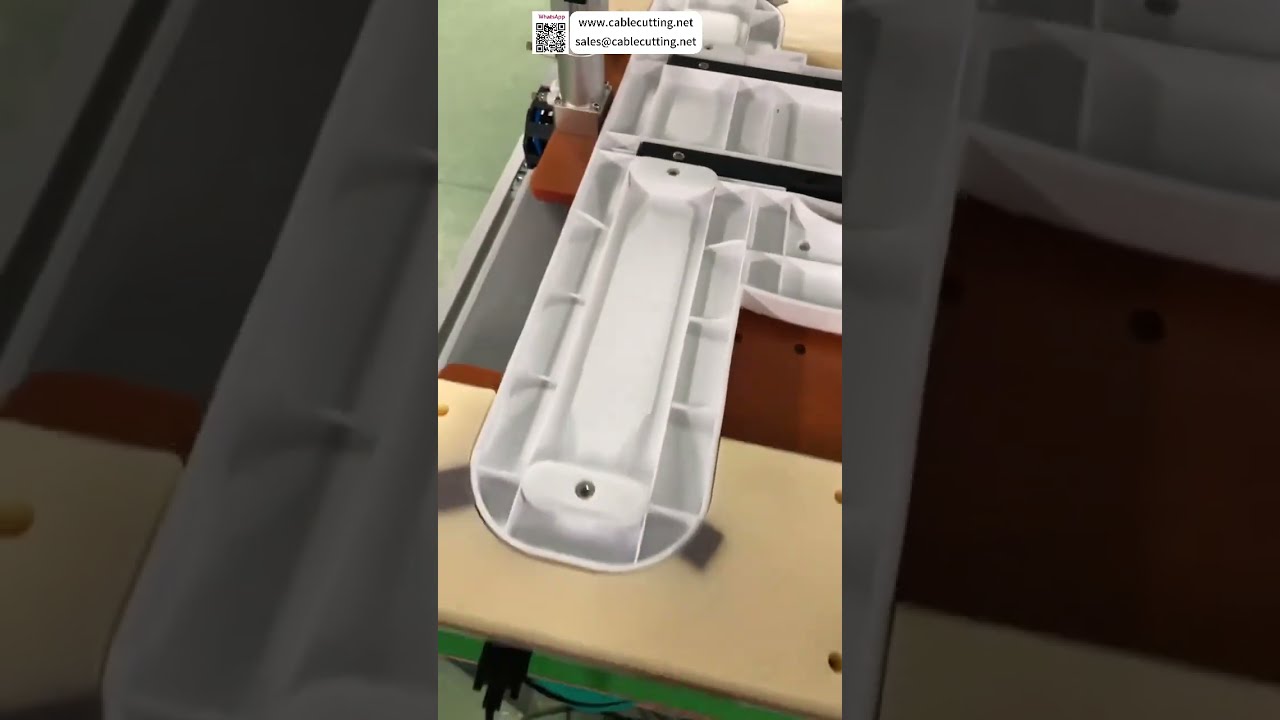 Dagelijkse werking van automatische schroefmachine - fabrieksautomatisering voor hoge productiviteit