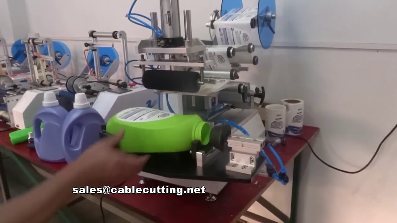 Etiketteermachine voor vloeibare afwasmiddel en shampoo op platte PE-flessen