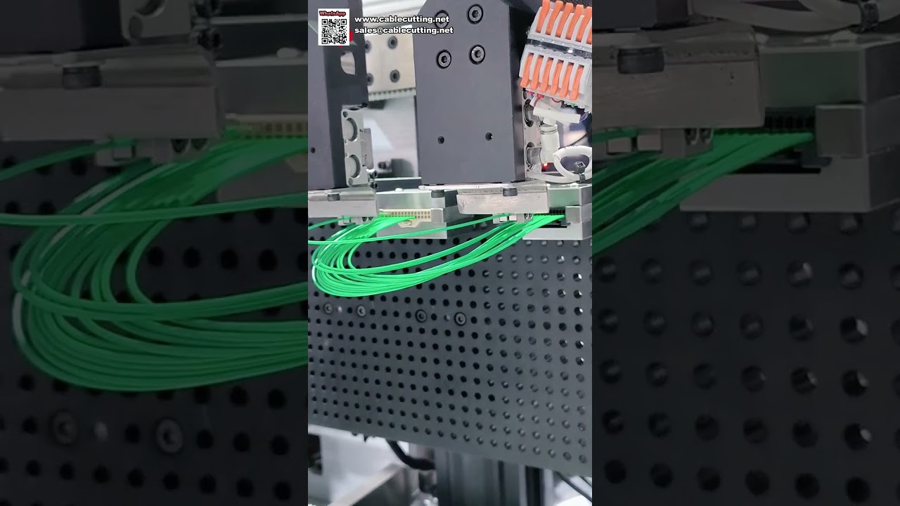 Geautomatiseerde machine voor het inbrengen van slimme behuizingen en waterdicht afdichten van stekkers in autokabelbomen
