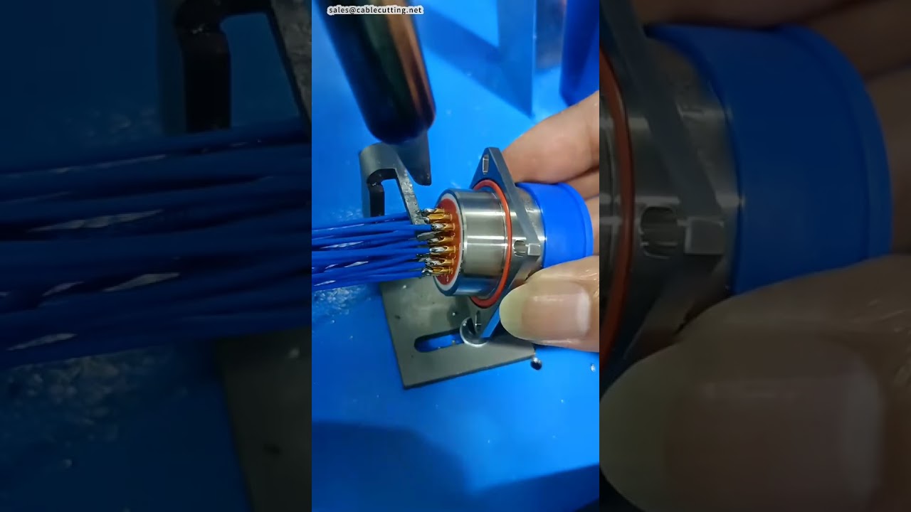 Halfautomatische soldeermachine met hoekinvoer voor luchtvaartconnectoren