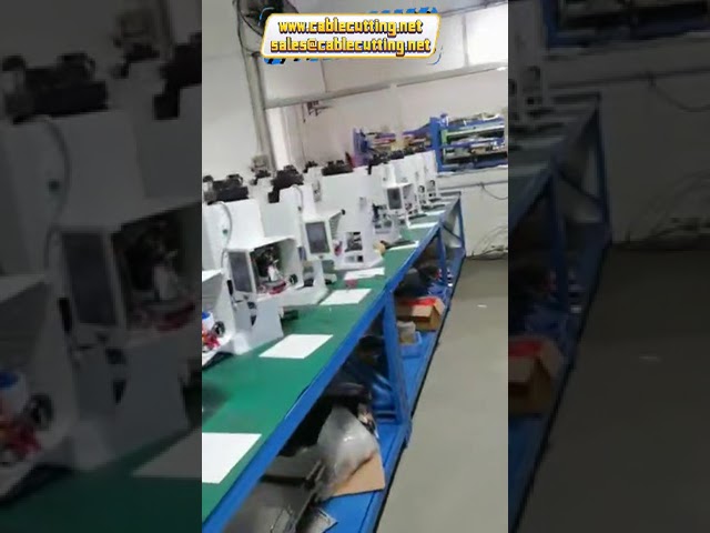 Automatische machine voor assembly van ferrule connectoren: knippen, strippen en krimpen van vezelkabels