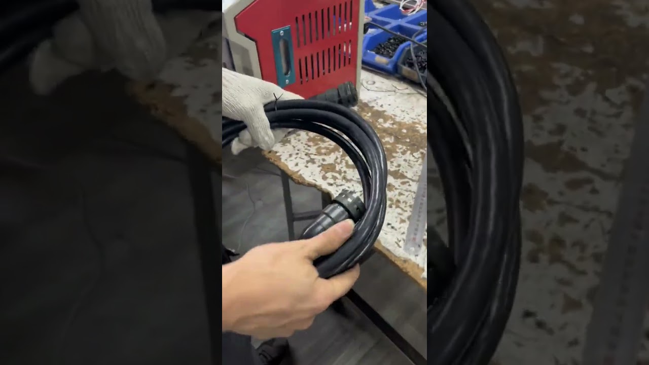 Geautomatiseerde kabel- en draadstripmachine voor fabriek & auto-industrie #kabelstripmachine #automatisering #productie